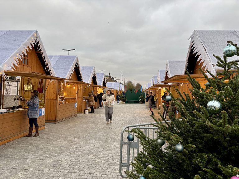Le village de Noël illumine les quais de Seine