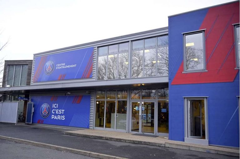 « Je vais faire des bisous à tes pieds » : de la prison ferme pour l’ex-enseignant du PSG