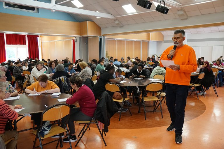 300 personnes testent leur orthographe avec la Dictée géante