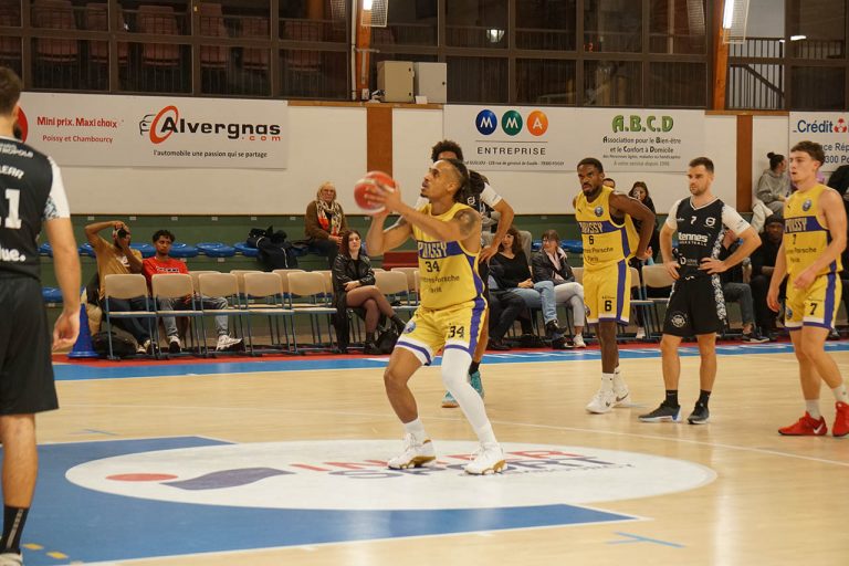 Poissy cartonne face au leader de la poule