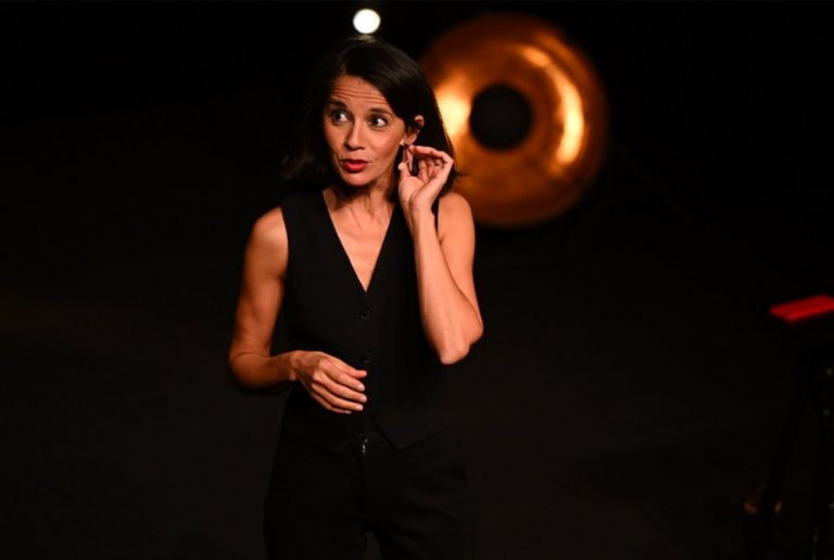 Sophia Aram s’amuse du « Monde d’après » au Cosec Pablo Neruda