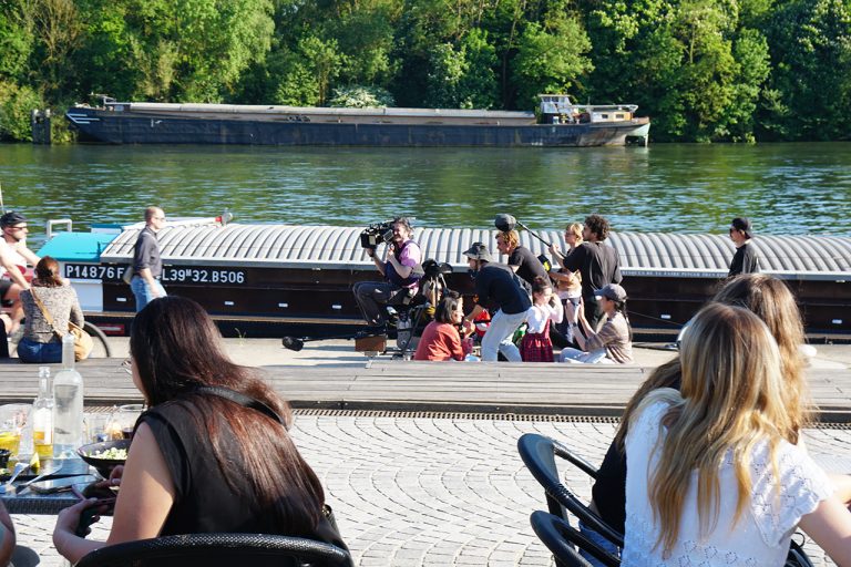 Quand Arthur Harari et Léa Seydoux tournent un thriller sur les quais de Seine