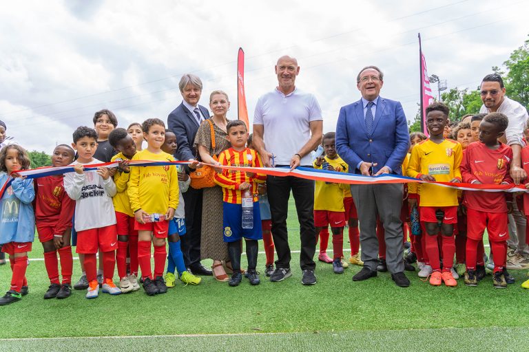 Ce stade de Mantes-la-Ville se dote d’un terrain synthétique… à base de noyaux d’olives