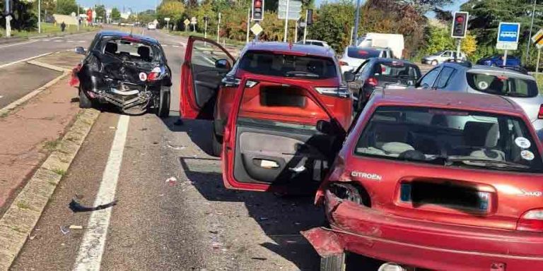 Après avoir provoqué un accident impliquant 3 véhicules, la fourgonnette tente de s’enfuir