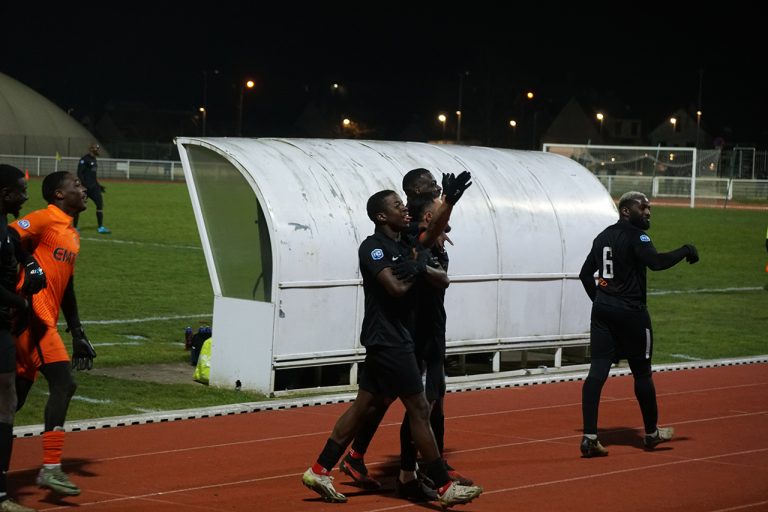 R1 : Le FC Mantois prend la tête du championnat