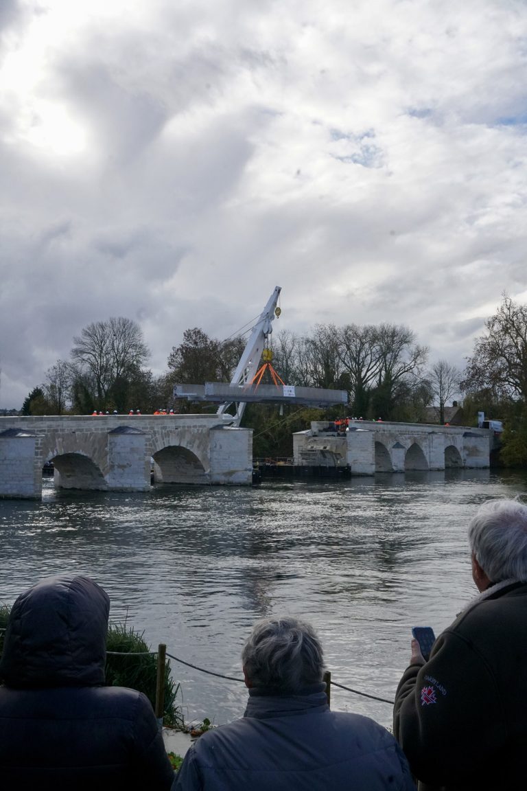 Le doyen des ponts franciliens enjambe à nouveau la Seine