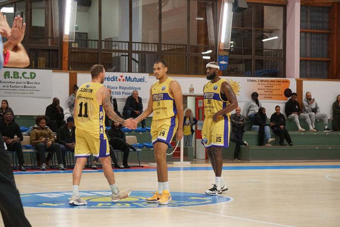 1280-Poissy-basket-fin-match-poignées-joueurs