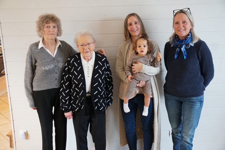 Les cinq générations de cette famille habitent dans le même hameau