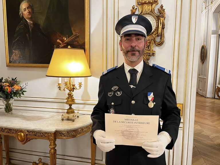 Ce policier a été récompensé pour avoir empêché l’incendie du commissariat
