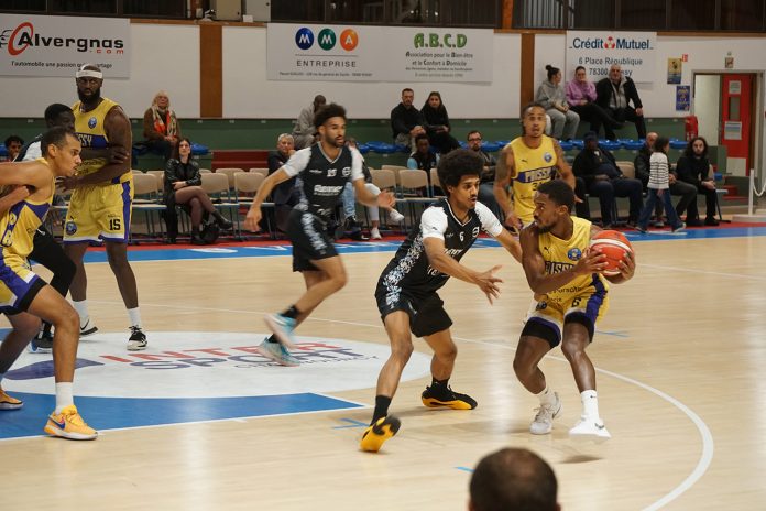 1280-Poissy-Basket-drible-contestation