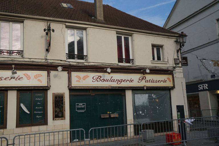 Un bâtiment sous surveillance dans le centre-ville