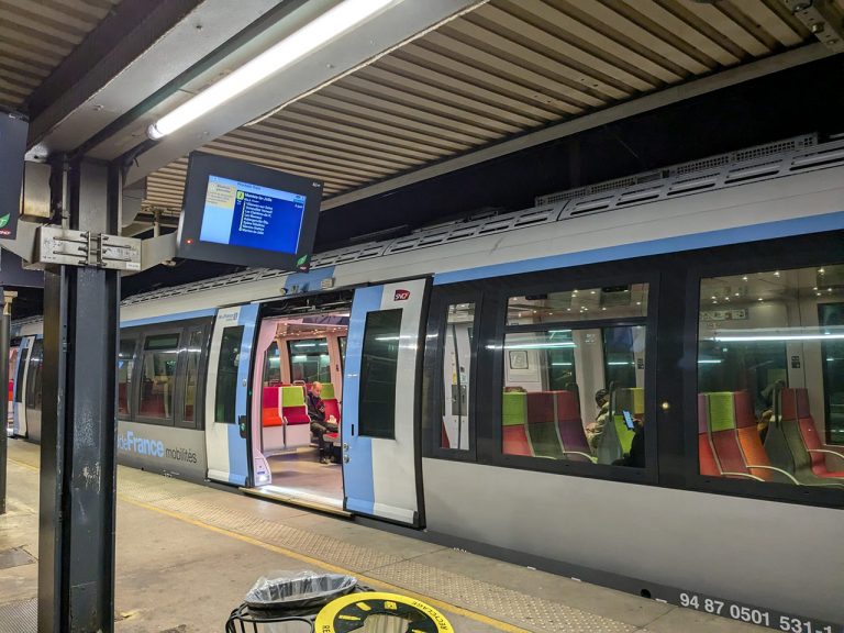 Dans le train, il transportait plusieurs dagues et un cran d’arrêt