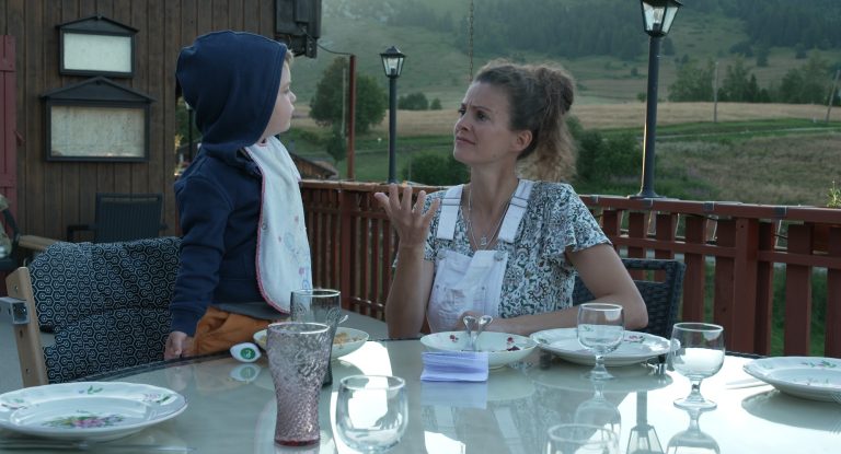 La résilience de Manon Altazin révélée dans « Elle entend pas la moto »