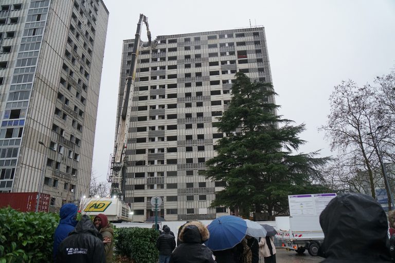 La grue de la destruction est arrivée