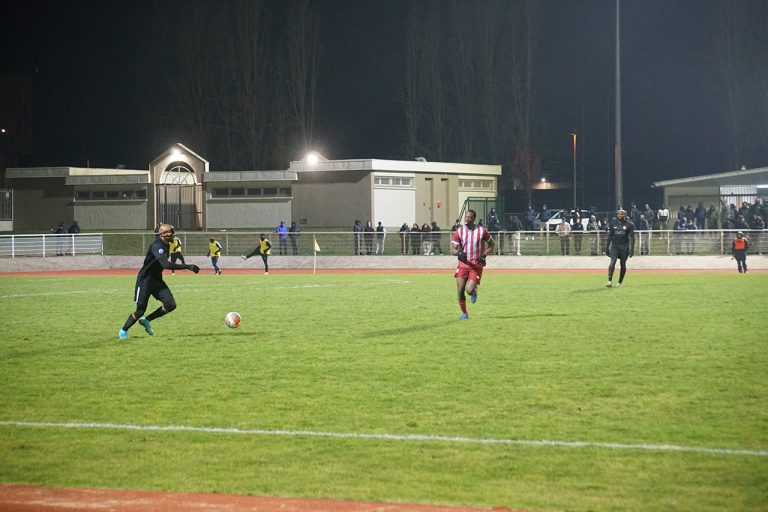 R1 : Le FC Mantois reste au contact de Saint-Brice, tombeur des Mureaux