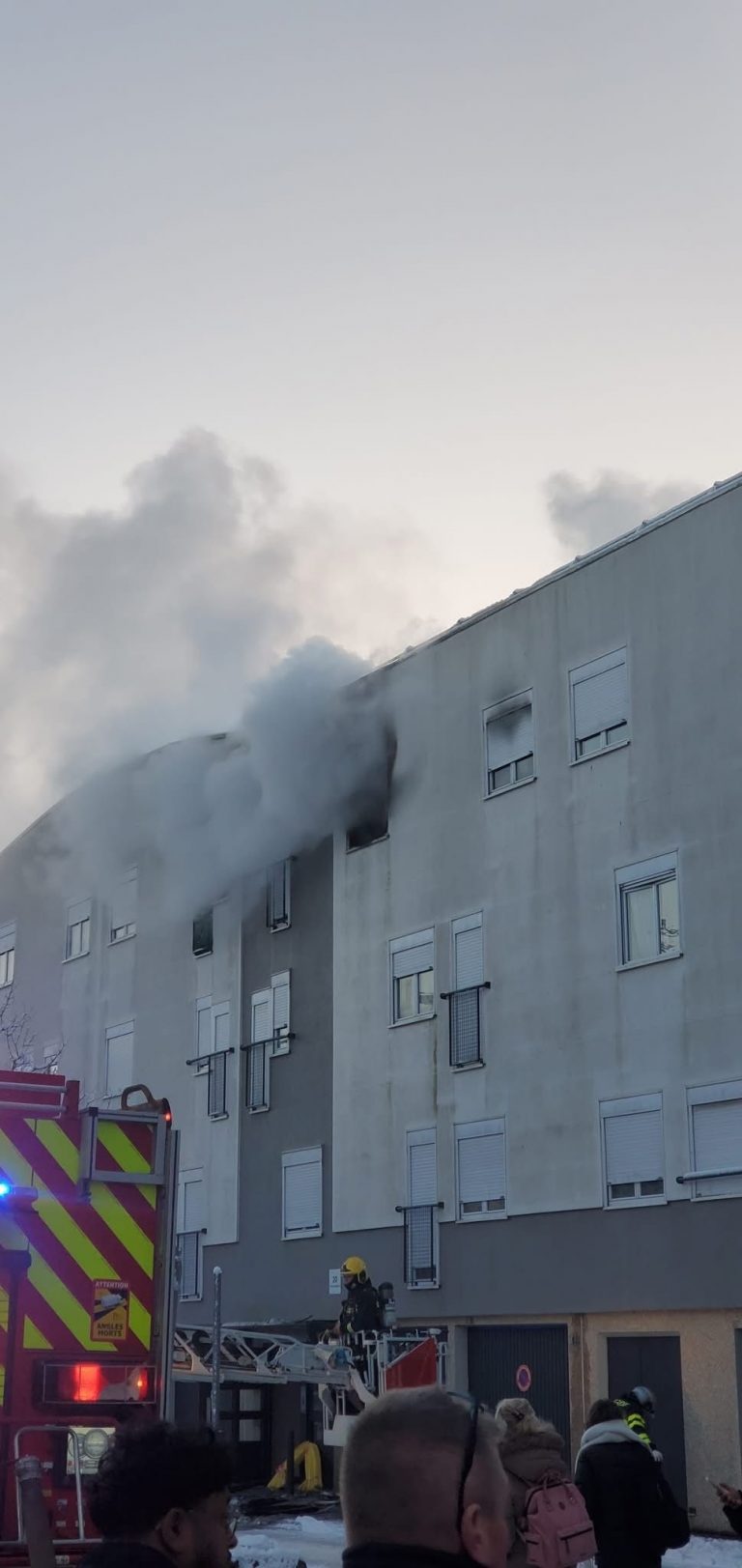 Une trottinette provoque un incendie, une dizaine d’habitants relogés