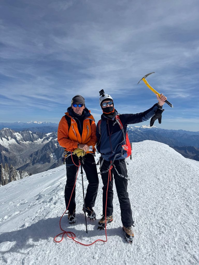 Malgré un bras droit paralysé, ce Guervillois de 19 ans a réussi à gravir le Mont Blanc