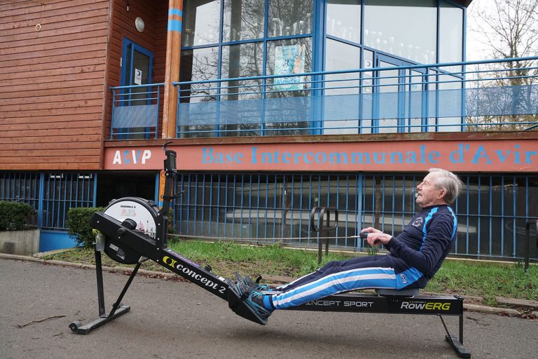 Du haut de ses 88 ans, Jean continue de ramer