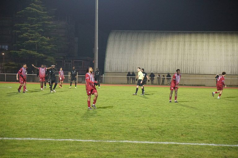 R1 : Le FC Mantois lâche du lest, l’OFC Les Mureaux poursuit sa remontée