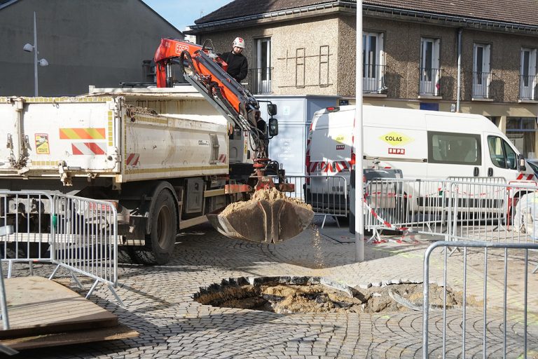 Un trou béant dans les rues mantaises