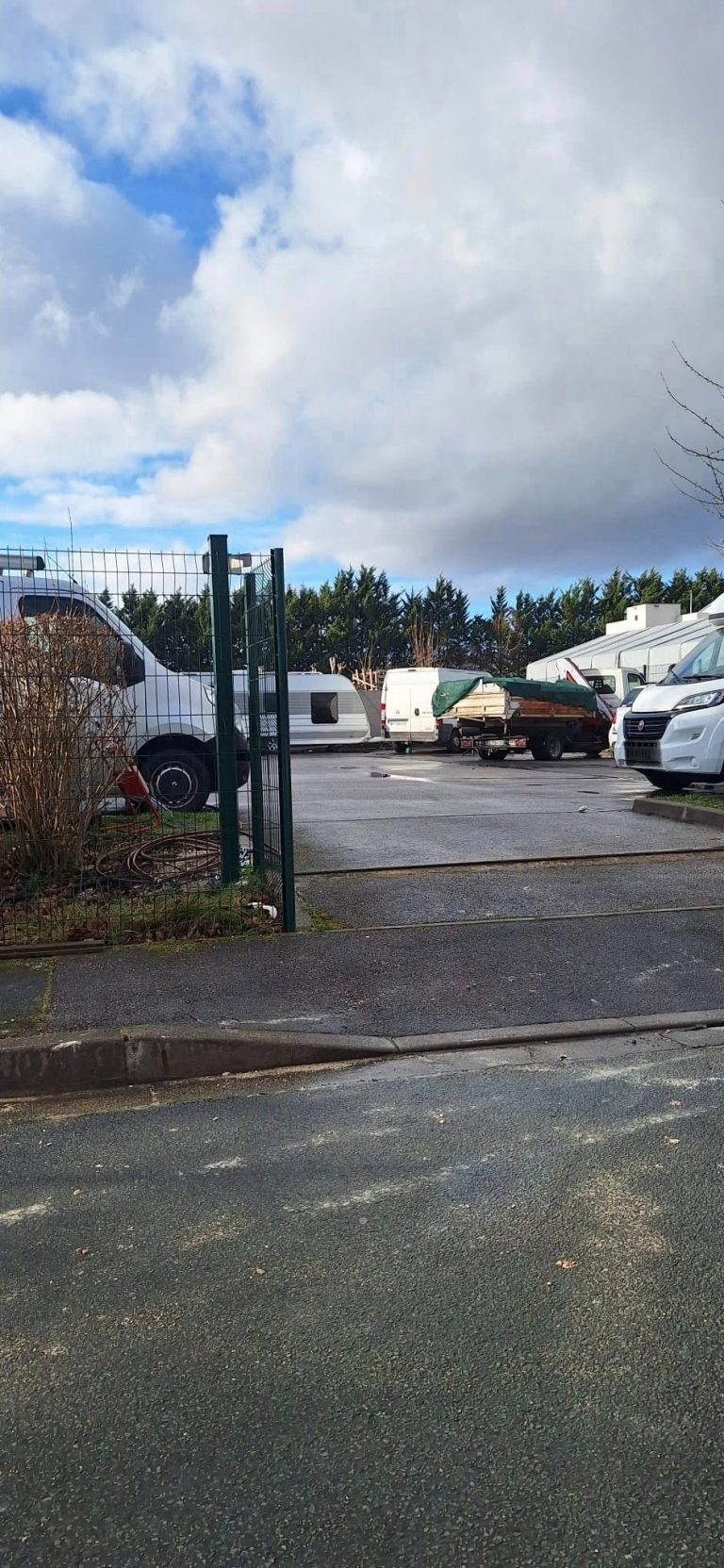 Depuis huit mois, son local est occupé illégalement par des gens du voyage