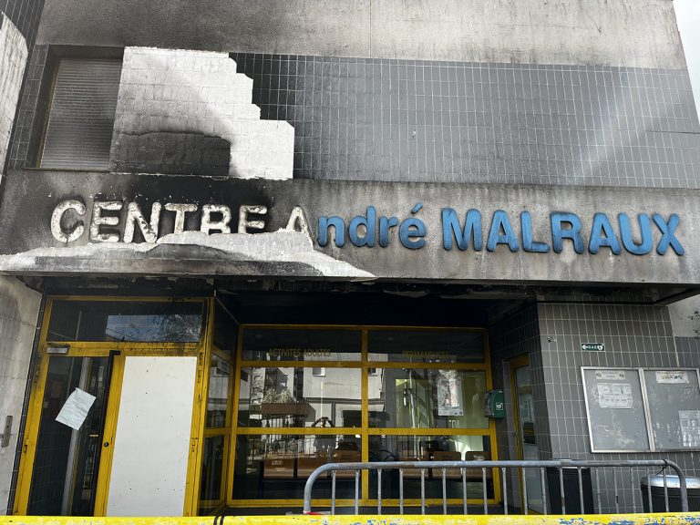 La façade du centre André Malraux ravagée par les flammes
