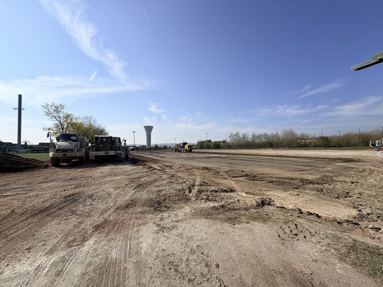 Le terrain de football synthétique prend forme