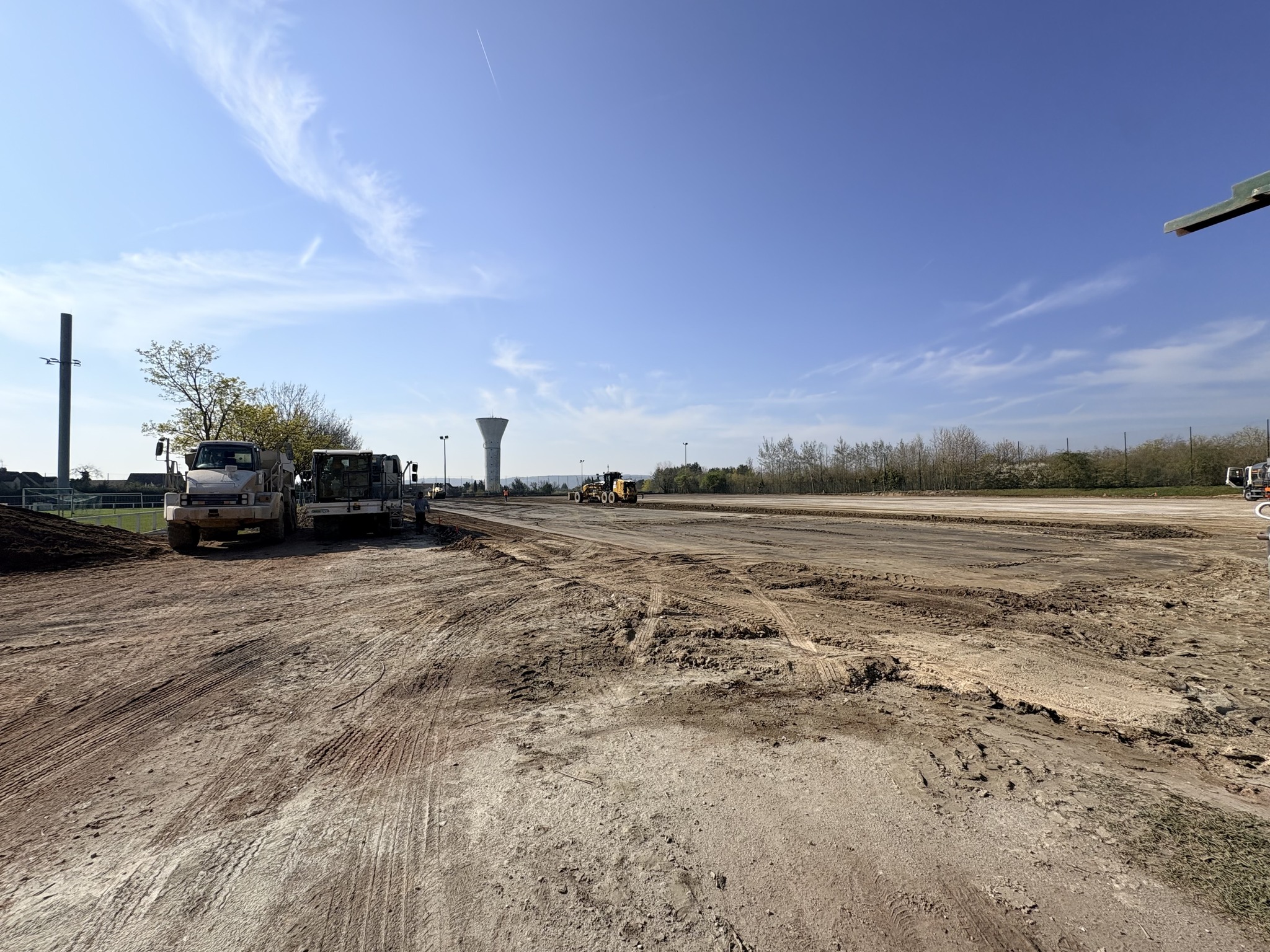 El campo de fútbol sintético toma forma.