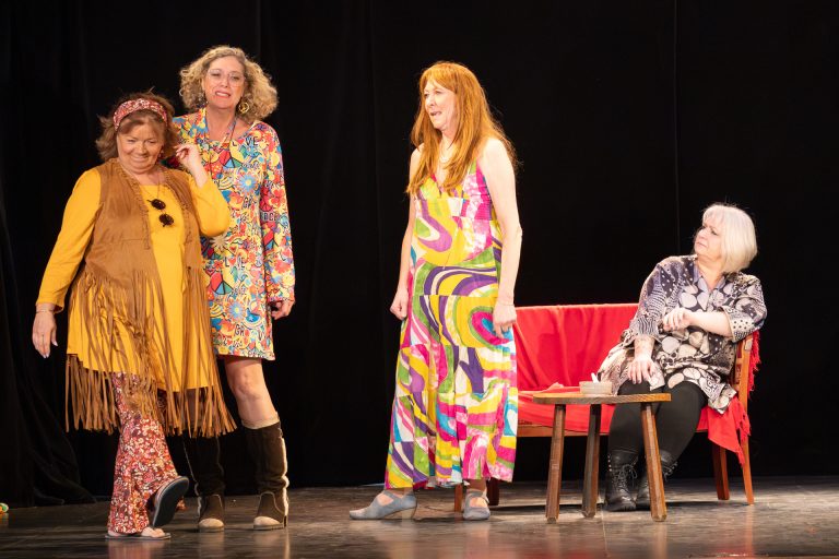 Et pendant ce temps, Simone veille à la Ferme du paradis