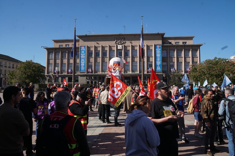 Une « promesse » pas respectée : plus de 300 personnes manifestent contre l’arrêt de la production chez Stellantis Poissy