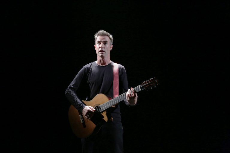 Nicolas Devort seul en scène avec La Valse d’Icare