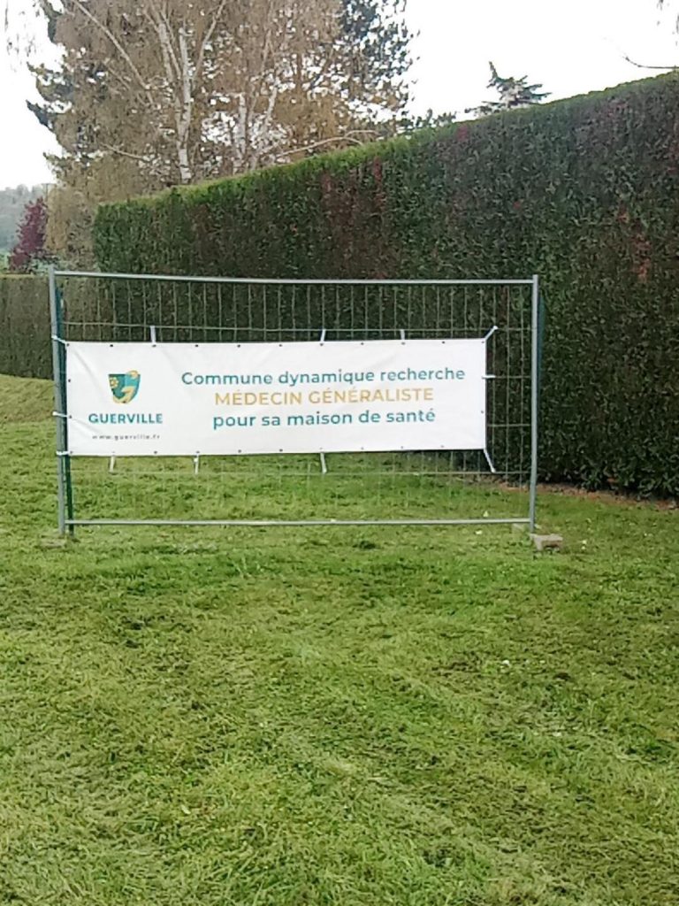 Des banderoles pour attirer des médecins