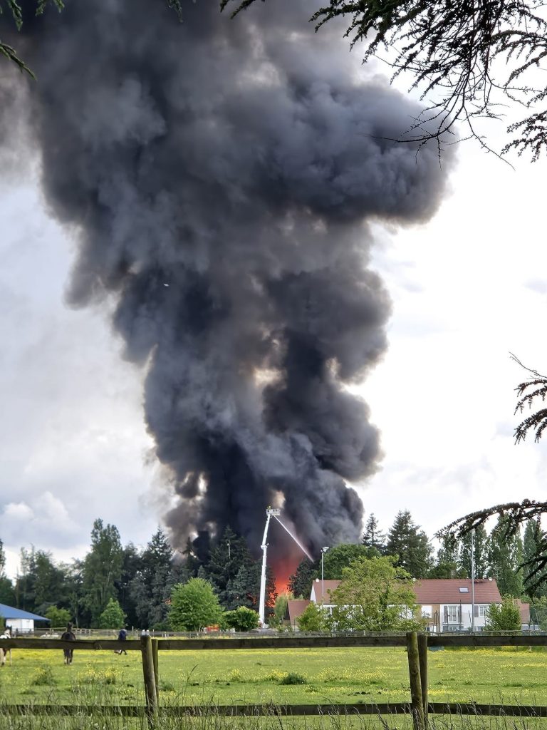 Les sapeurs-pompiers ont lutté pour éteindre l’incendie d’un entrepôt