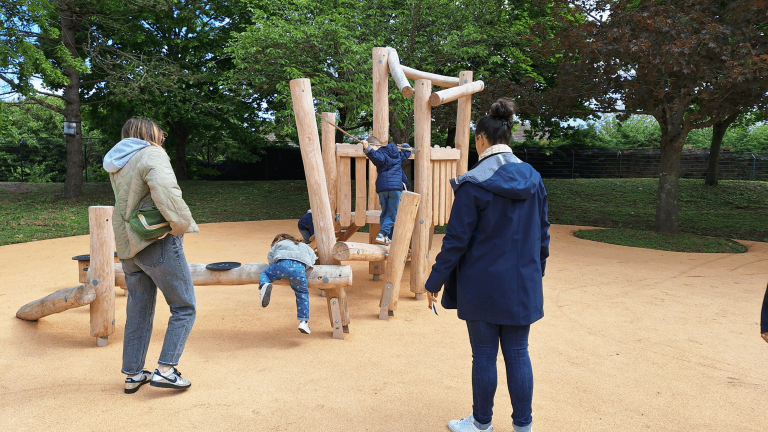 Une nouvelle aire de jeux inaugurée au complexe Firmin Riffaud