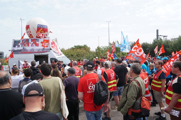 Pour sauver la production chez Stellantis Poissy, une manifestation locale au goût national