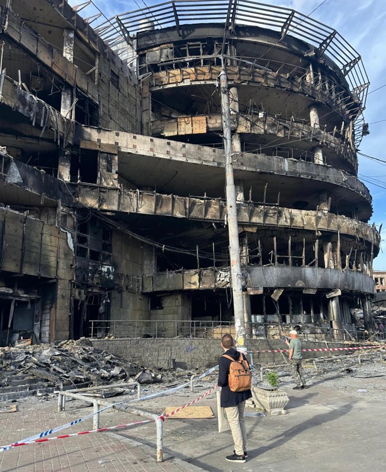 Du sommet de Kyiv aux ruines d’Ivankiv, Eddie Aït témoigne d’un peuple debout