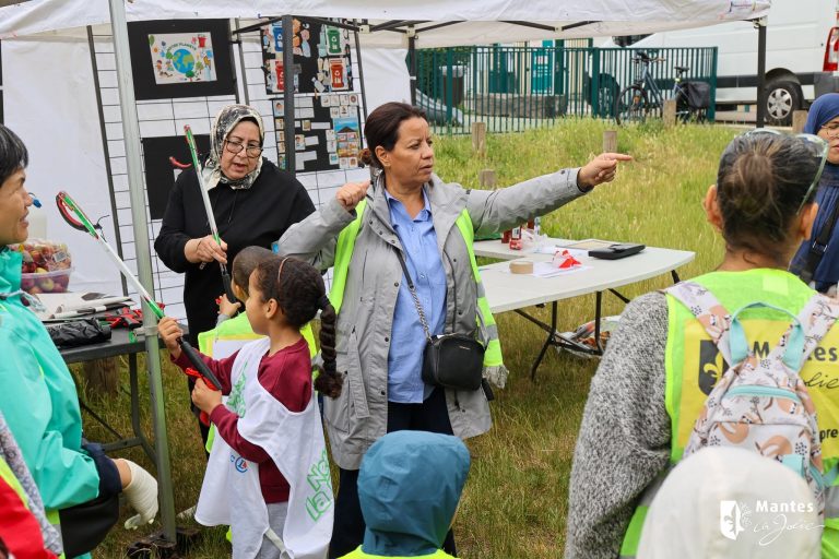 Quand des élèves mantais nettoient les abords de leur école