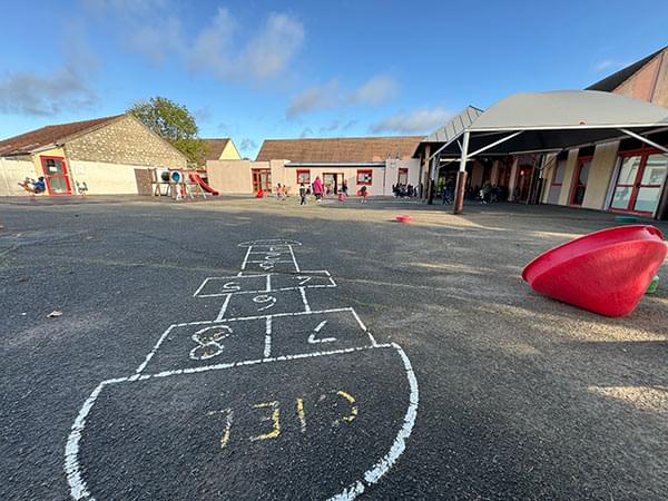 Les écoliers dessinent la future cour végétale de l’école l’Arlequin